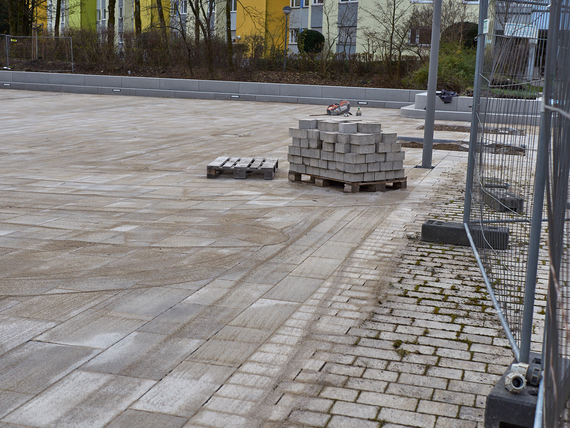 In der #Neuperlacher #Christus #Erlöser #Pfarrei werden schöne# Pflastersteine verlegt.