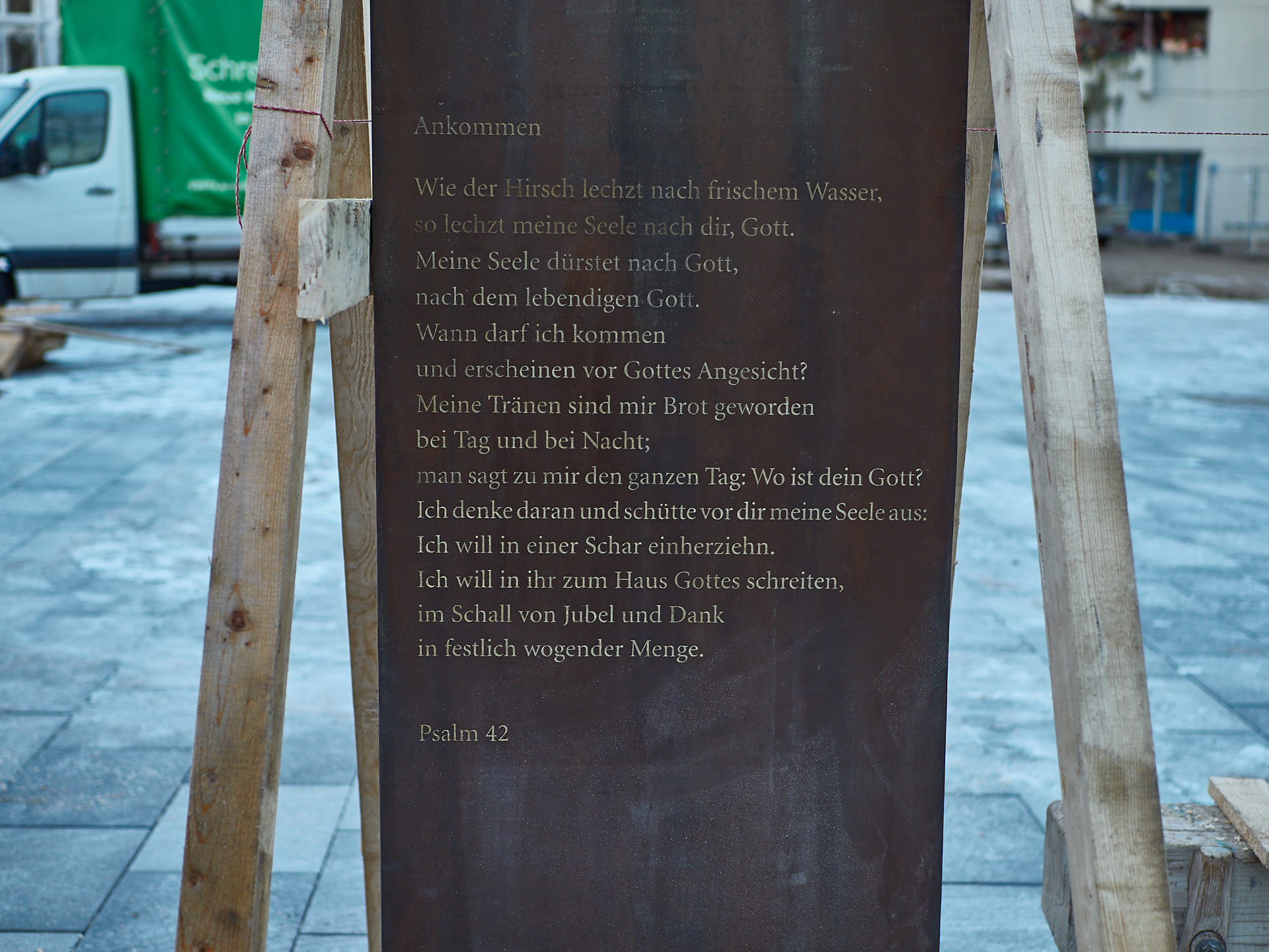 18.12.2018-Ein neuer Altar und ein Kustwerk zum Verweilen von Lutzenberger+Lutzenberger.