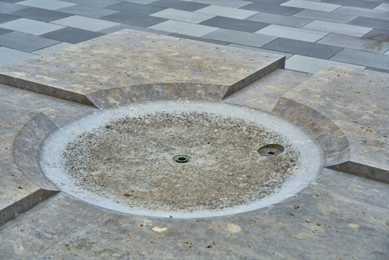 27.07.2019 - Der Brunne auf dem Gelände der Christus Erlöser Gemeinde spudelt nicht