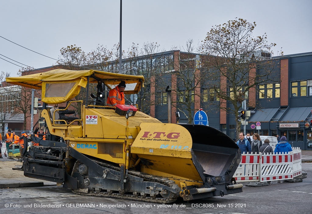 15.11.2021 - Weihnachtsbaum und Perlach-Plaza in Neuperlach
