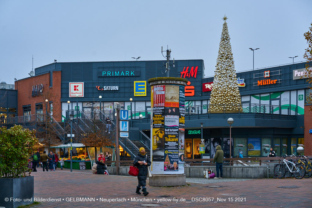 15.11.2021 - Weihnachtsbaum und Perlach-Plaza in Neuperlach