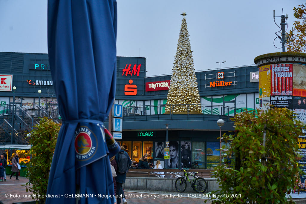15.11.2021 - Weihnachtsbaum und Perlach-Plaza in Neuperlach