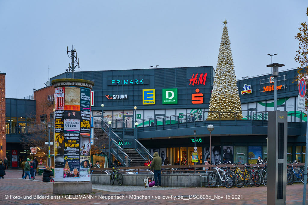 15.11.2021 - Weihnachtsbaum und Perlach-Plaza in Neuperlach