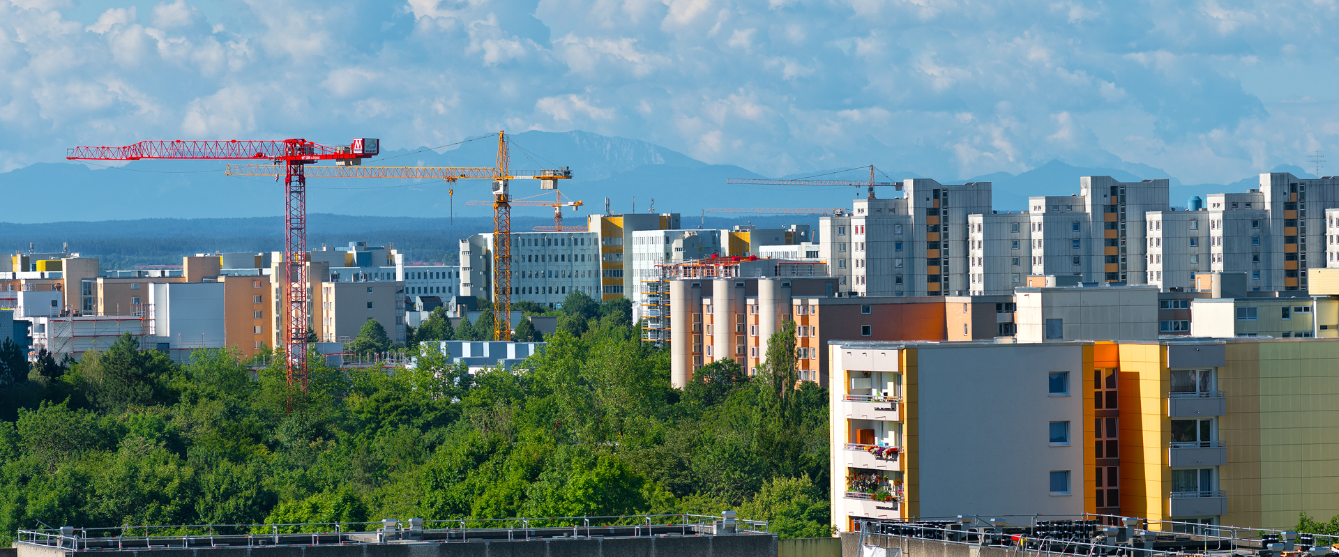 Blick auf die Kräne von der Kafkastrasse und Kinderarche am 2017-07-16