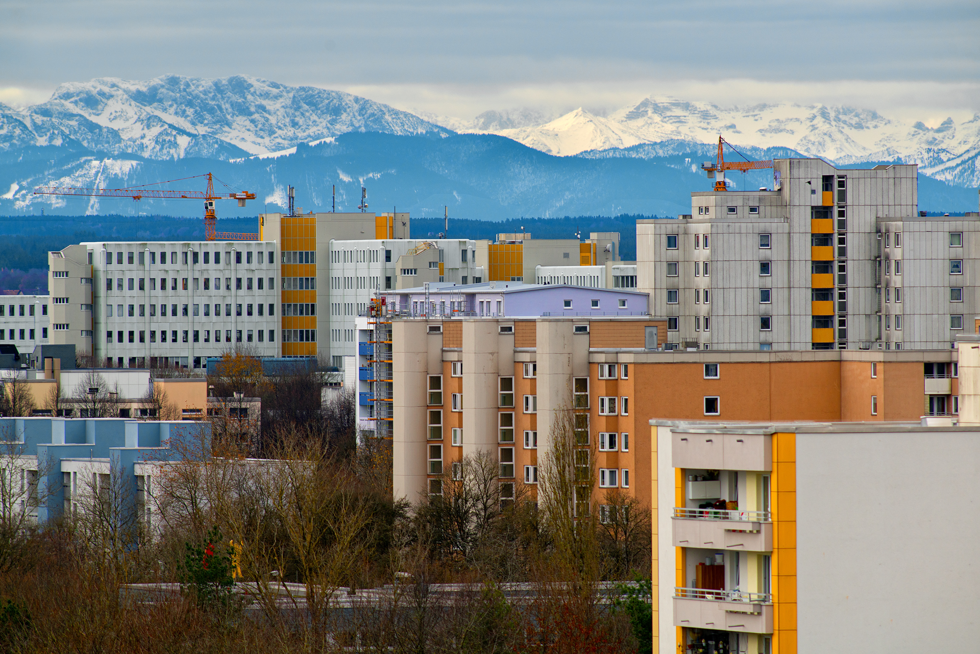 Blick auf die Kräne von der Kafkastrasse und Kinderarche am 2017-07-16