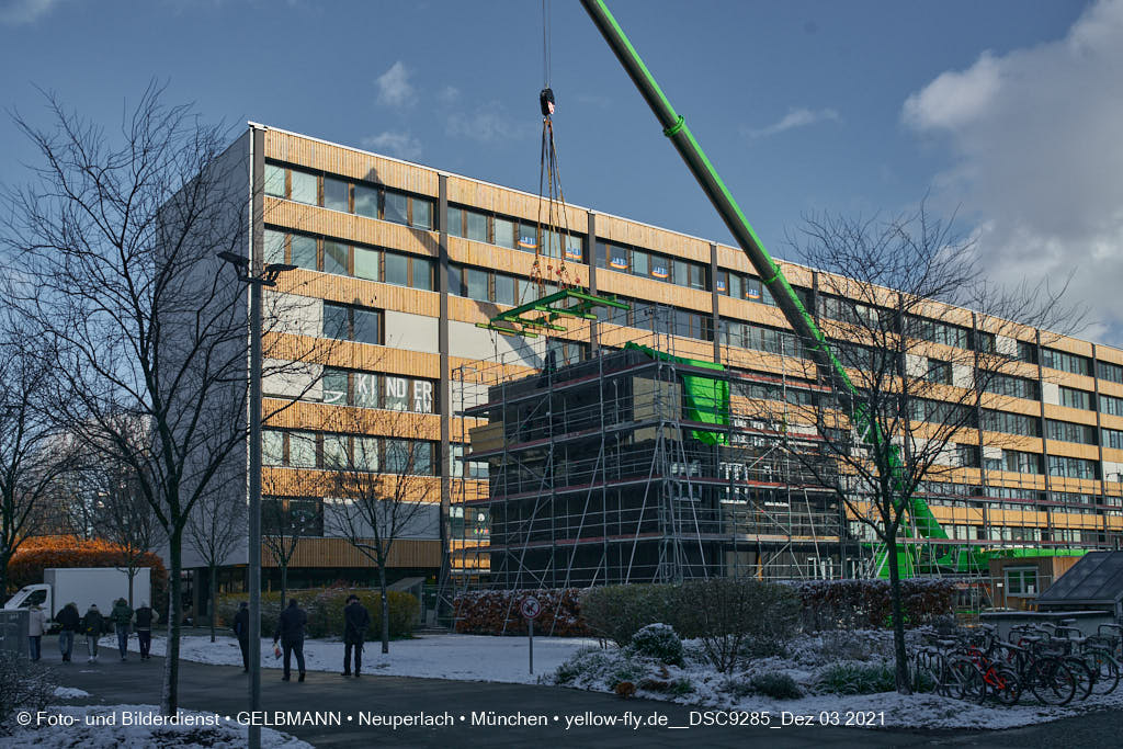 03.12.2021 - Holzquader um Holzquader für den Neubau für Campus di Monaco in Neuperlach