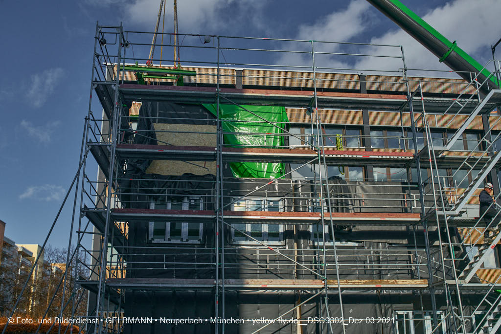 03.12.2021 - Holzquader um Holzquader für den Neubau für Campus di Monaco in Neuperlach