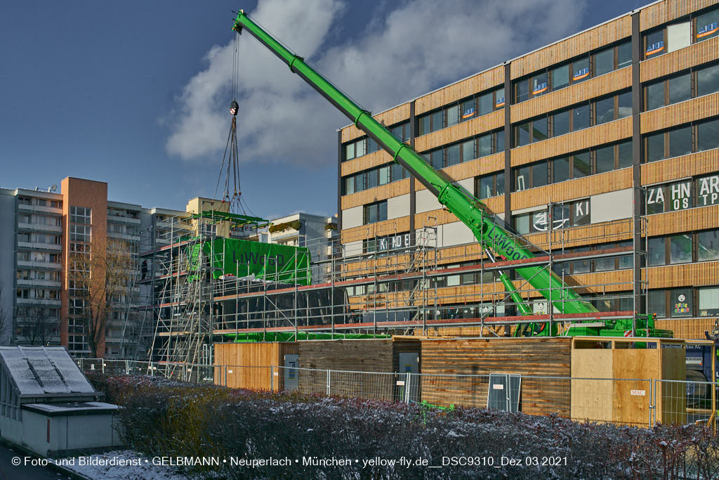 03.12.2021 - Holzquader um Holzquader für den Neubau für Campus di Monaco in Neuperlach