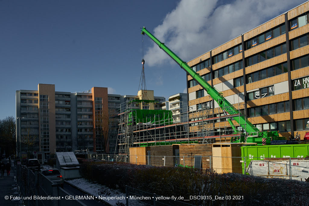 03.12.2021 - Holzquader um Holzquader für den Neubau für Campus di Monaco in Neuperlach