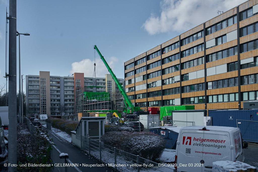03.12.2021 - Holzquader um Holzquader für den Neubau für Campus di Monaco in Neuperlach