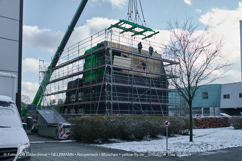 03.12.2021 - Holzquader um Holzquader für den Neubau für Campus di Monaco in Neuperlach