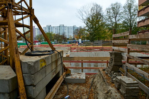 24.10.2019 - Der Kran steht und hat mit der Arbeit begonnen