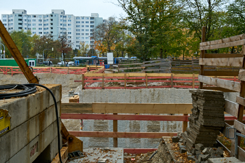 24.10.2019 - Der Kran steht und hat mit der Arbeit begonnen
