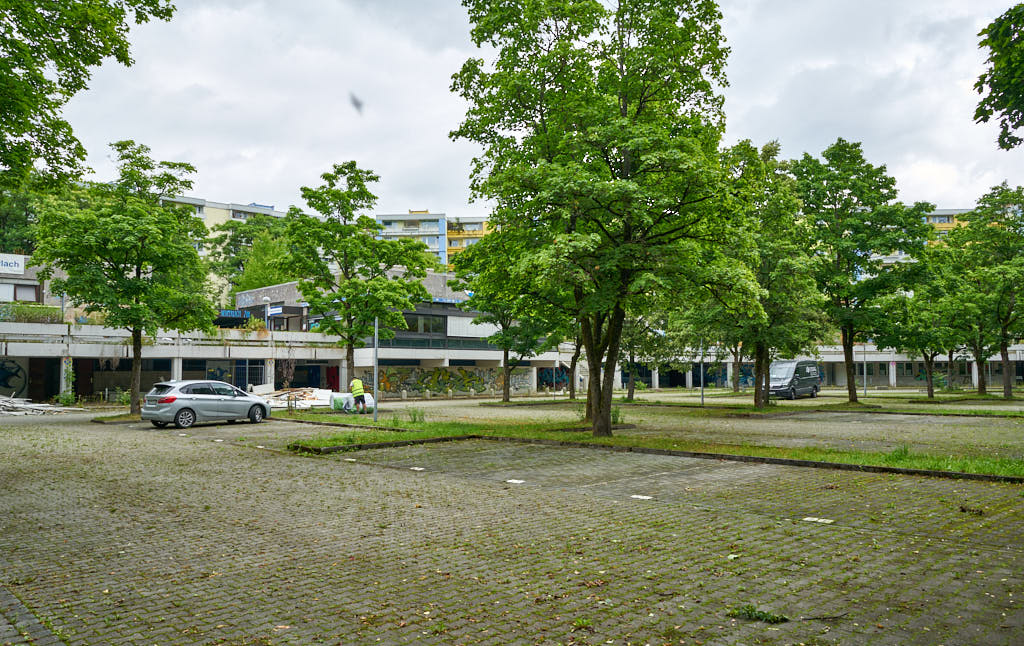 02.07.2021 - Maschendrahtzaun um das Alexisquartier in Neuperlach
