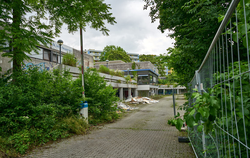 02.07.2021 - Maschendrahtzaun um das Alexisquartier in Neuperlach