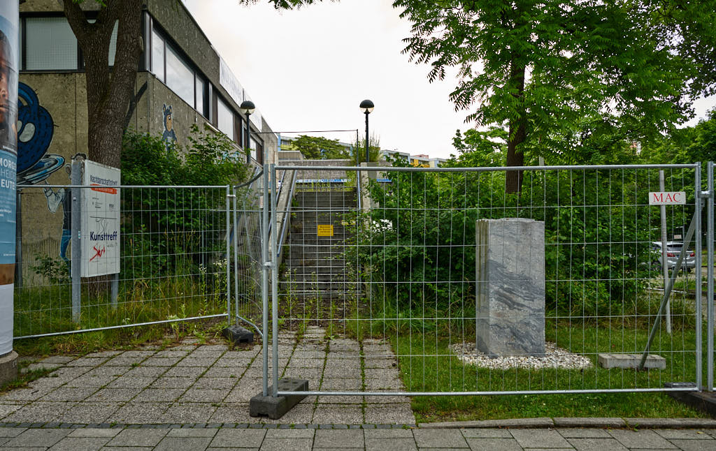 02.07.2021 - Maschendrahtzaun um das Alexisquartier in Neuperlach