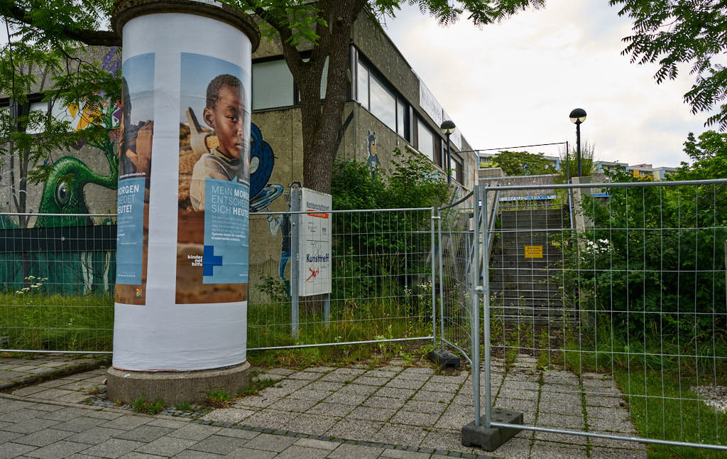 02.07.2021 - Maschendrahtzaun um das Alexisquartier in Neuperlach