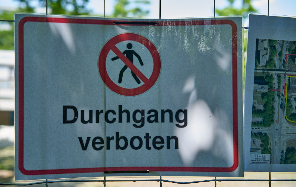 02.07.2021 - Maschendrahtzaun um das Alexisquartier in Neuperlach