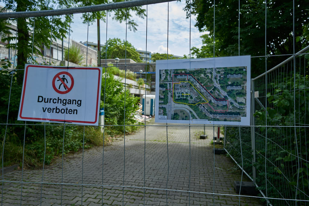 05.07.2021 - Maschendrahtzaun um das Alexisquartier in Neuperlach