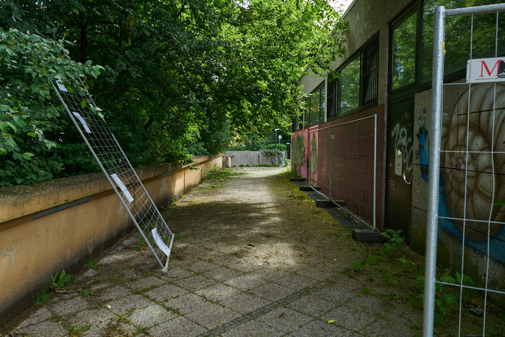 05.07.2021 - Maschendrahtzaun um das Alexisquartier in Neuperlach