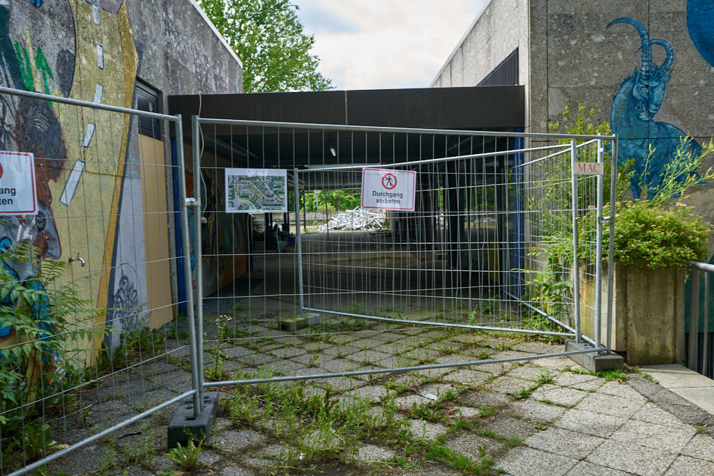 05.07.2021 - Maschendrahtzaun um das Alexisquartier in Neuperlach