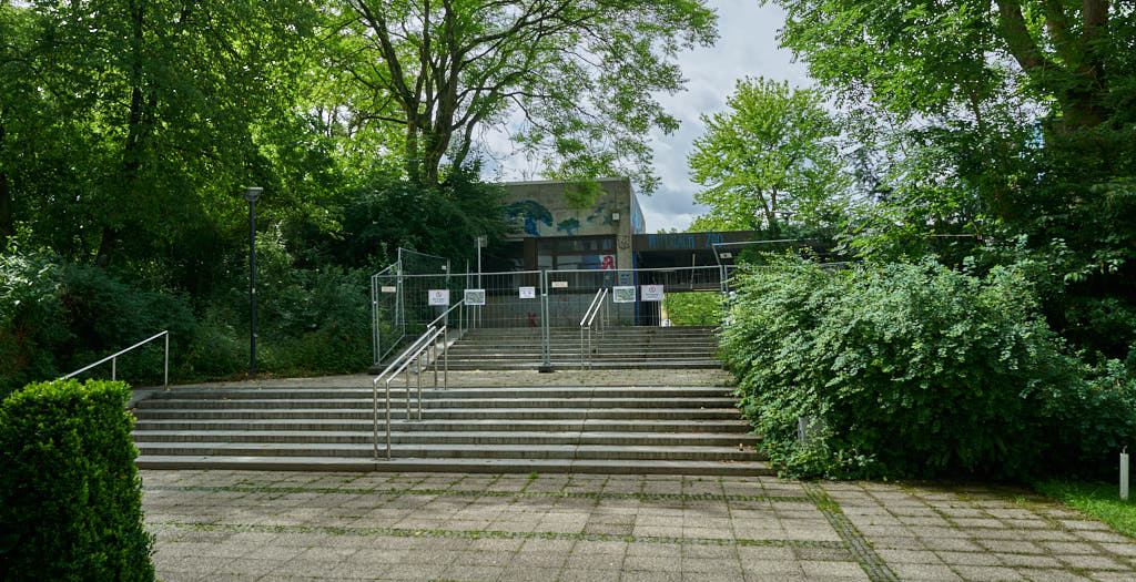 05.07.2021 - Maschendrahtzaun um das Alexisquartier in Neuperlach