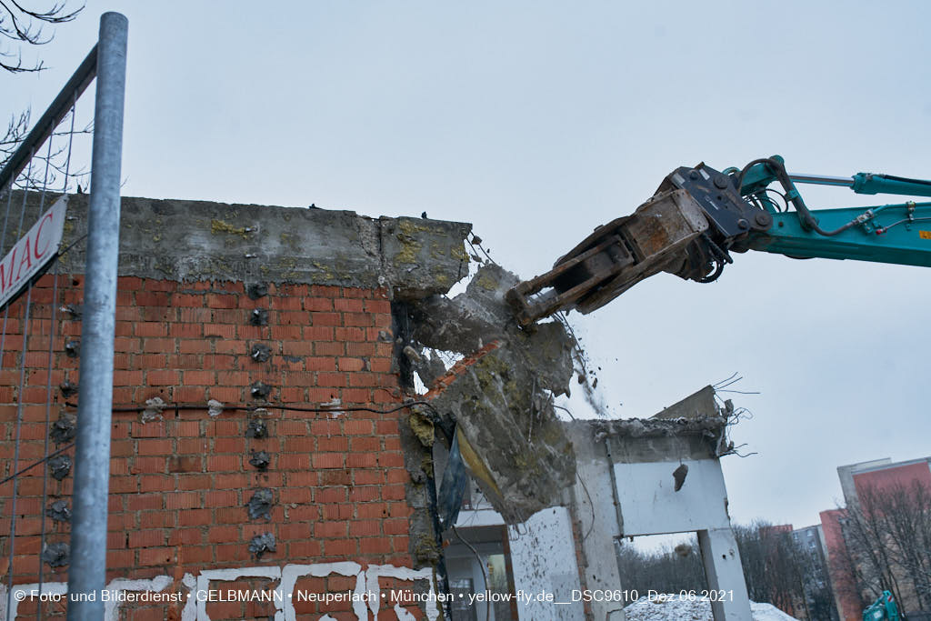 06.12.2021 -Abriss des letzten Hauses im Quiddezentrum in Neuperlach