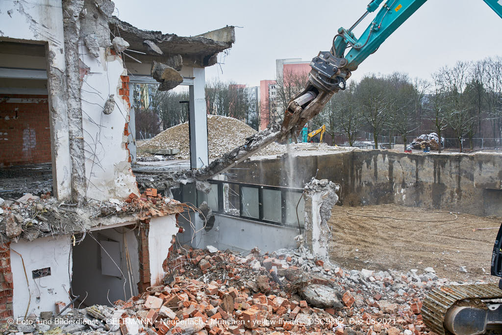 06.12.2021 -Abriss des letzten Hauses im Quiddezentrum in Neuperlach